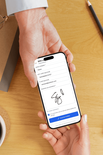 Cliente a assinar pedido digitalmente no telemóvel usando o Orçamento Fácil